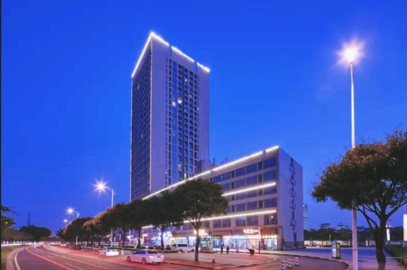 Lavande Hotel Guangzhou Shibi Metro Station Exterior photo